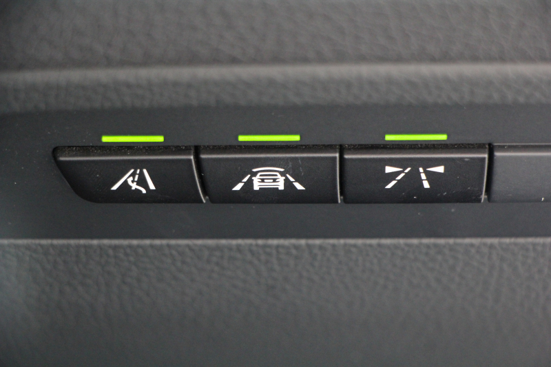 BMW 3シリーズ 320d ﾗｸﾞｼﾞｭｱﾘｰ 後期 【特選車･8月21日迄期間限定掲載】真珠色 新ｴﾝｼﾞﾝ 8C20型 ﾋｰﾀｰ黒革 LEDﾍｯﾄﾞﾗｲﾄ&ﾃｰﾙ 追従ACC ﾚｰﾝﾁｪﾝｼﾞ警告 衝突軽減ﾌﾞﾚｰｷ ﾀｯﾁﾊﾟｯﾄﾞ対応HDDﾅﾋﾞBluetooth接続 Bｶﾒﾗ ｽﾏｰﾄｷｰ ｸﾛｰﾑﾗｲﾝｴｸｽﾃﾘｱ 2年保証