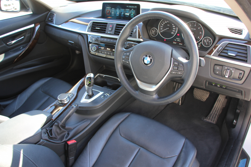 BMW 3シリーズ 320d ﾗｸﾞｼﾞｭｱﾘｰ 後期 【特選車･8月21日迄期間限定掲載】真珠色 新ｴﾝｼﾞﾝ 8C20型 ﾋｰﾀｰ黒革 LEDﾍｯﾄﾞﾗｲﾄ&ﾃｰﾙ 追従ACC ﾚｰﾝﾁｪﾝｼﾞ警告 衝突軽減ﾌﾞﾚｰｷ ﾀｯﾁﾊﾟｯﾄﾞ対応HDDﾅﾋﾞBluetooth接続 Bｶﾒﾗ ｽﾏｰﾄｷｰ ｸﾛｰﾑﾗｲﾝｴｸｽﾃﾘｱ 2年保証