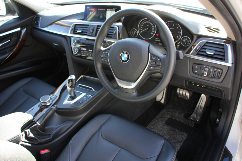 BMW 3シリーズ 320d ﾗｸﾞｼﾞｭｱﾘｰ 最終ﾓﾃﾞﾙ 真珠色 新ｴﾝｼﾞﾝ ﾀｯﾁﾊﾟﾈﾙ対応ﾅﾋﾞﾋｰﾀｰ黒革 LEDﾍｯﾄﾞﾗｲﾄ&ﾃｰﾙ 追従ACC ﾚｰﾝﾁｪﾝｼﾞ警告 衝突軽減ﾌﾞﾚｰｷ ﾀｯﾁﾊﾟｯﾄﾞ対応HDDﾅﾋﾞBluetooth接続 Bｶﾒﾗ ｽﾏｰﾄｷｰ 新ﾙｰﾑﾐﾗｰ 2年保証