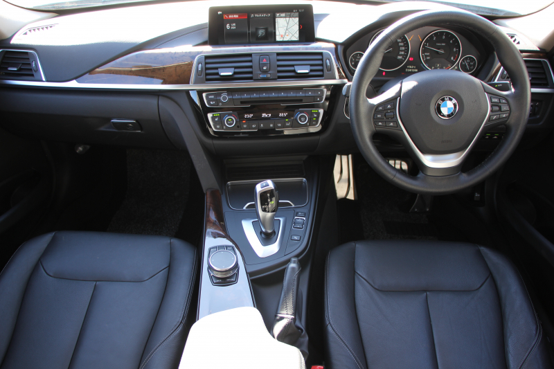 BMW 3シリーズ 320d ﾗｸﾞｼﾞｭｱﾘｰ 最終ﾓﾃﾞﾙ 真珠色 新ｴﾝｼﾞﾝ ﾀｯﾁﾊﾟﾈﾙ対応ﾅﾋﾞﾋｰﾀｰ黒革 LEDﾍｯﾄﾞﾗｲﾄ&ﾃｰﾙ 追従ACC ﾚｰﾝﾁｪﾝｼﾞ警告 衝突軽減ﾌﾞﾚｰｷ ﾀｯﾁﾊﾟｯﾄﾞ対応HDDﾅﾋﾞBluetooth接続 Bｶﾒﾗ ｽﾏｰﾄｷｰ 新ﾙｰﾑﾐﾗｰ 2年保証