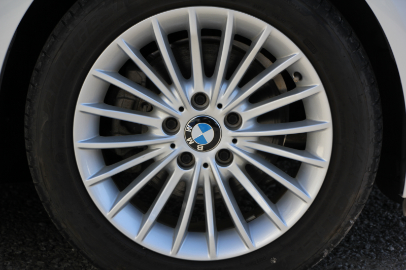 BMW 3シリーズ 320d ﾗｸﾞｼﾞｭｱﾘｰ 最終ﾓﾃﾞﾙ 真珠色 新ｴﾝｼﾞﾝ ﾀｯﾁﾊﾟﾈﾙ対応ﾅﾋﾞﾋｰﾀｰ黒革 LEDﾍｯﾄﾞﾗｲﾄ&ﾃｰﾙ 追従ACC ﾚｰﾝﾁｪﾝｼﾞ警告 衝突軽減ﾌﾞﾚｰｷ ﾀｯﾁﾊﾟｯﾄﾞ対応HDDﾅﾋﾞBluetooth接続 Bｶﾒﾗ ｽﾏｰﾄｷｰ 新ﾙｰﾑﾐﾗｰ 2年保証