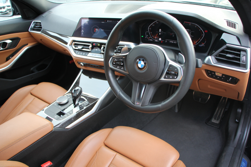 BMW 3シリーズ 320i Mｽﾎﾟｰﾂ ﾊｲﾗｲﾝ&ｺﾝﾌｫｰﾄP ｺﾆｬｯｸﾚｻﾞｰ ｼｰﾄﾋｰﾀｰ ﾗﾝﾊﾞｰｻﾎﾟｰﾄ 360度ｶﾒﾗ 追従ACC ｽﾃｱﾘﾝｸﾞｻﾎﾟｰﾄ BMWﾗｲﾌﾞｺｯｸﾋﾟｯﾄﾞApplecarplay対応 ﾀｯﾁﾊﾟﾈﾙHDDﾅﾋﾞ電動ﾄﾗﾝｸ 後退ｱｼｽﾄ DｱｼｽﾄPRO 2年保証