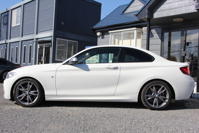 BMW 2シリーズ M235i ｸｰﾍﾟ1ｵﾅ 直6ﾀｰﾎﾞ326馬力 ﾋｰﾀｰ黒革 ｱﾀﾞﾌﾟﾃｨﾌﾞMｻｽ 専用ﾌﾞﾚｰｷ ﾌﾙｾｸﾞTV Bｶﾒﾗ&ﾘｱPDC 衝突軽減ﾌﾞﾚｰｷ 車線逸脱警告 歩行者警告 ﾌﾞﾚｰｷ付ｸﾙｺﾝ HDDﾅﾋﾞBluetooth接続 ｽﾏｰﾄｷｰ 18AW 2年保証