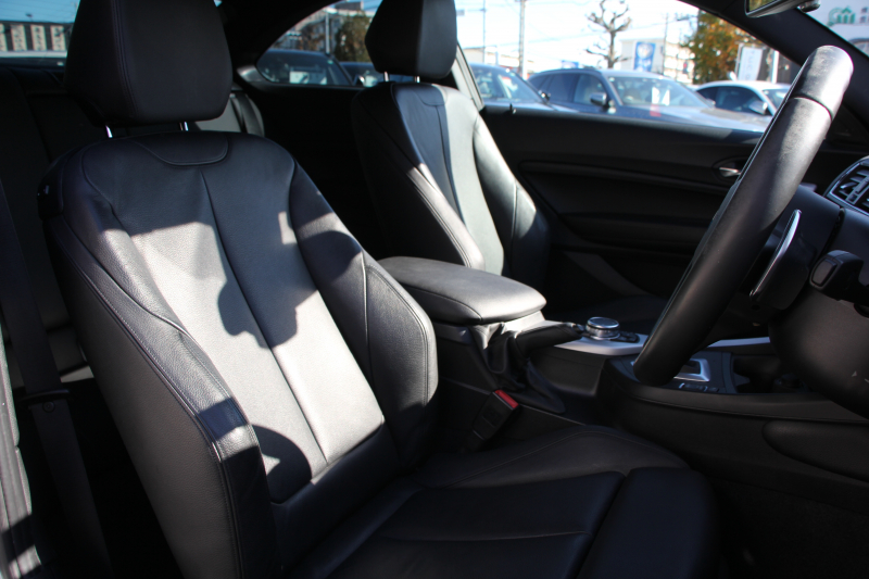 BMW 2シリーズ M235i ｸｰﾍﾟ1ｵﾅ 直6ﾀｰﾎﾞ326馬力 ﾋｰﾀｰ黒革 ｱﾀﾞﾌﾟﾃｨﾌﾞMｻｽ 専用ﾌﾞﾚｰｷ ﾌﾙｾｸﾞTV Bｶﾒﾗ&ﾘｱPDC 衝突軽減ﾌﾞﾚｰｷ 車線逸脱警告 歩行者警告 ﾌﾞﾚｰｷ付ｸﾙｺﾝ HDDﾅﾋﾞBluetooth接続 ｽﾏｰﾄｷｰ 18AW 2年保証
