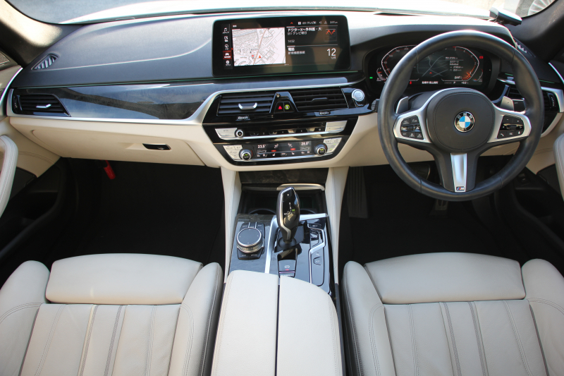 BMW 5シリーズ 523d Xdrive Mｽﾎﾟｰﾂ EDｼﾞｮｲﾌﾟﾗｽ 4WD LCI後期 ﾌｪｲｽﾘﾌﾄ後 1ｵｰﾅ ｱｲﾎﾞﾘｰﾚｻﾞｰ ﾊｰﾏﾝｶｰﾄﾞﾝｻﾗｳﾝﾄﾞ4ｿﾞｰﾝｴｱｺﾝ BMWﾗｲﾌﾞｺｯｸﾋﾟｯﾄ HUD 追従ACC ｽﾃｱﾘﾝｸﾞｻﾎﾟｰﾄ ｱﾀﾞﾌﾟﾃｨﾌﾞｻｽ Applecarplay 360度ｶﾒﾗ 2年保証