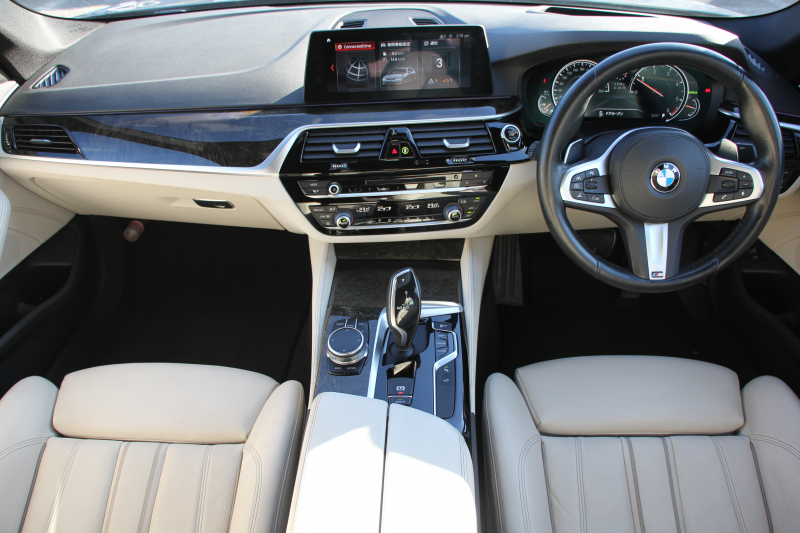 BMW 5シリーズ 523d Mｽﾎﾟｰﾂ ﾊｲﾗｲﾝ ﾃﾞﾋﾞｭｰP ｱｲﾎﾞﾘｰﾚｻﾞｰ HUD ｼﾞｪｽﾁｬｰC ｿﾌﾄｸﾛｰｽﾞﾄﾞｱ 追従ACC ｽﾃｱﾘﾝｸﾞｻﾎﾟｰﾄ ﾀｯﾁ画面HDDﾅﾋﾞTV 360度ｶﾒﾗ LEDﾍｯﾄﾞﾗｲﾄ ｵｰﾄﾊｲﾋﾞｰﾑ 電動ﾄﾗﾝｸ ｽﾏｰﾄｷｰ ﾊﾟﾄﾞﾙｼﾌﾄ 2年保証