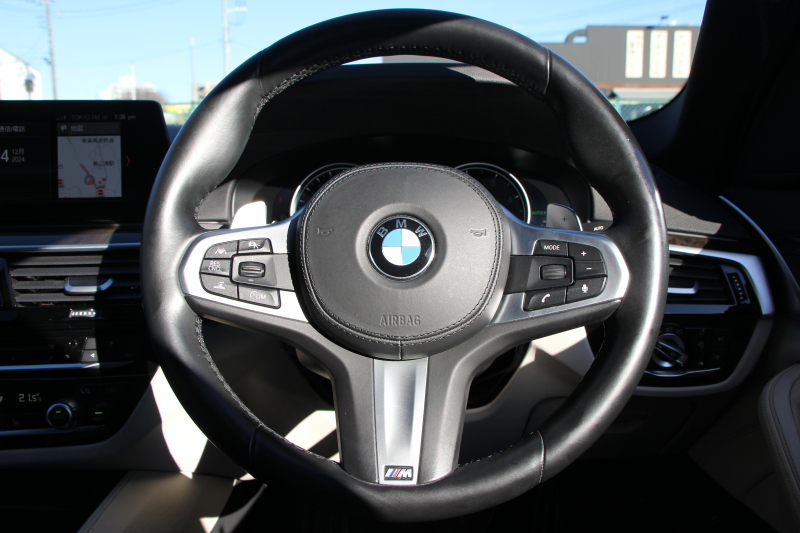BMW 5シリーズ 523d Mｽﾎﾟｰﾂ ﾊｲﾗｲﾝ ﾃﾞﾋﾞｭｰP ｱｲﾎﾞﾘｰﾚｻﾞｰ HUD ｼﾞｪｽﾁｬｰC ｿﾌﾄｸﾛｰｽﾞﾄﾞｱ 追従ACC ｽﾃｱﾘﾝｸﾞｻﾎﾟｰﾄ ﾀｯﾁ画面HDDﾅﾋﾞTV 360度ｶﾒﾗ LEDﾍｯﾄﾞﾗｲﾄ ｵｰﾄﾊｲﾋﾞｰﾑ 電動ﾄﾗﾝｸ ｽﾏｰﾄｷｰ ﾊﾟﾄﾞﾙｼﾌﾄ 2年保証