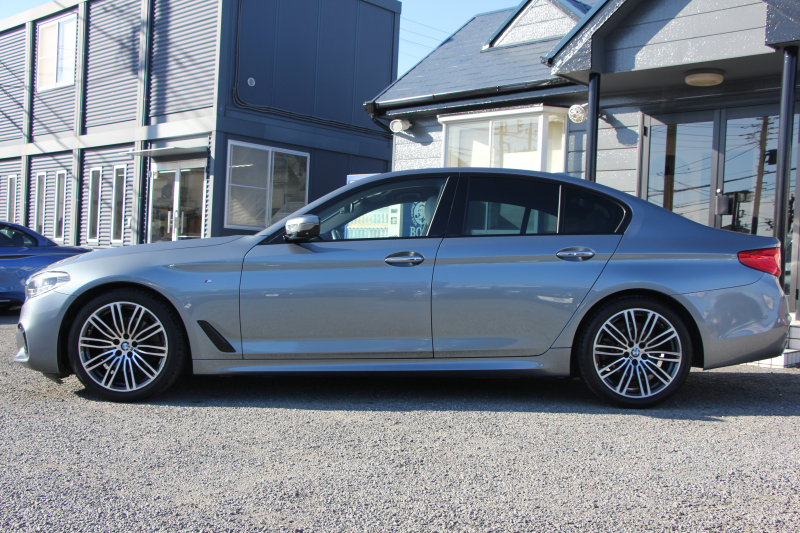 BMW 5シリーズ 523d Mｽﾎﾟｰﾂ ﾊｲﾗｲﾝ ﾃﾞﾋﾞｭｰP ｱｲﾎﾞﾘｰﾚｻﾞｰ HUD ｼﾞｪｽﾁｬｰC ｿﾌﾄｸﾛｰｽﾞﾄﾞｱ 追従ACC ｽﾃｱﾘﾝｸﾞｻﾎﾟｰﾄ ﾀｯﾁ画面HDDﾅﾋﾞTV 360度ｶﾒﾗ LEDﾍｯﾄﾞﾗｲﾄ ｵｰﾄﾊｲﾋﾞｰﾑ 電動ﾄﾗﾝｸ ｽﾏｰﾄｷｰ ﾊﾟﾄﾞﾙｼﾌﾄ 2年保証