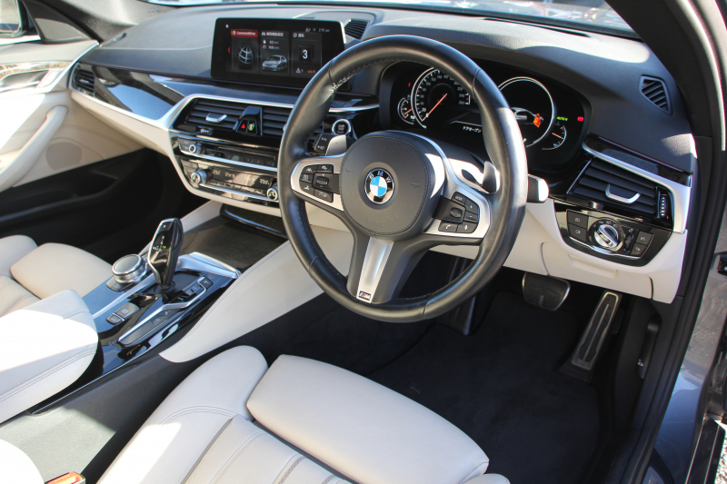 BMW 5シリーズ 523d Mｽﾎﾟｰﾂ ﾊｲﾗｲﾝ ﾃﾞﾋﾞｭｰP ｱｲﾎﾞﾘｰﾚｻﾞｰ HUD ｼﾞｪｽﾁｬｰC ｿﾌﾄｸﾛｰｽﾞﾄﾞｱ 追従ACC ｽﾃｱﾘﾝｸﾞｻﾎﾟｰﾄ ﾀｯﾁ画面HDDﾅﾋﾞTV 360度ｶﾒﾗ LEDﾍｯﾄﾞﾗｲﾄ ｵｰﾄﾊｲﾋﾞｰﾑ 電動ﾄﾗﾝｸ ｽﾏｰﾄｷｰ ﾊﾟﾄﾞﾙｼﾌﾄ 2年保証