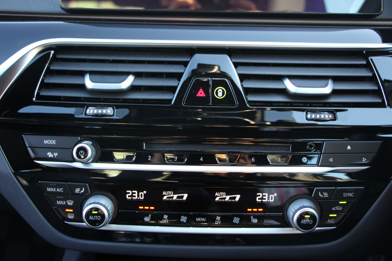 BMW 5シリーズ 530i ｴﾃﾞｨｼｮﾝﾐｯｼｮﾝｲﾝﾎﾟｯｼﾌﾞﾙ 特別仕様車 高出力 ﾅｲﾄﾌﾞﾙｰﾚｻﾞｰ ｱﾀﾞﾌﾟﾃｨﾌﾞMｻｽ HUD ﾊｰﾏﾝｶｰﾄﾞﾝ 追従ACC ｽﾃｱﾘﾝｸﾞｻﾎﾟｰﾄ ﾀｯﾁ画面HDDﾅﾋﾞTV LEDﾍｯﾄﾞﾗｲﾄ ｵｰﾄﾊｲﾋﾞｰﾑ 電動ﾘｱｹﾞｰﾄ 360度ｶﾒﾗ 全席ﾋｰﾀｰ ﾌﾞﾗｯｸ19AW 2年保証