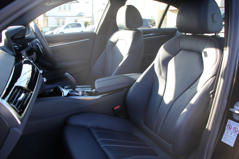 BMW 5シリーズ 530i ｴﾃﾞｨｼｮﾝﾐｯｼｮﾝｲﾝﾎﾟｯｼﾌﾞﾙ 特別仕様車 高出力 ﾅｲﾄﾌﾞﾙｰﾚｻﾞｰ ｱﾀﾞﾌﾟﾃｨﾌﾞMｻｽ HUD ﾊｰﾏﾝｶｰﾄﾞﾝ 追従ACC ｽﾃｱﾘﾝｸﾞｻﾎﾟｰﾄ ﾀｯﾁ画面HDDﾅﾋﾞTV LEDﾍｯﾄﾞﾗｲﾄ ｵｰﾄﾊｲﾋﾞｰﾑ 電動ﾘｱｹﾞｰﾄ 360度ｶﾒﾗ 全席ﾋｰﾀｰ ﾌﾞﾗｯｸ19AW 2年保証