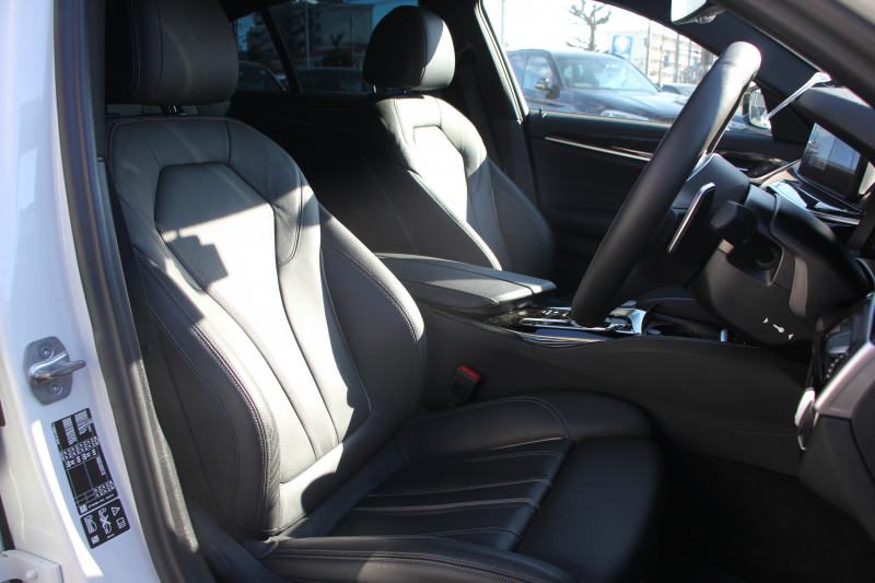 BMW 5シリーズ 523d Xdrive Mｽﾎﾟｰﾂ 新車保証R7年10月迄 4WD LCI後期 ﾌｪｲｽﾘﾌﾄ後 ﾋｰﾀｰ黒革 ｱﾀﾞﾌﾟﾃｨﾌﾞLED/H BMWﾗｲﾌﾞｺｯｸﾋﾟｯﾄ HUD 追従ACC ｽﾃｱﾘﾝｸﾞｻﾎﾟｰﾄ ｱﾀﾞﾌﾟﾃｨﾌﾞｻｽ 新iﾄﾞﾗｲﾌﾞHDDﾅﾋﾞApplecarplay対応 電動ﾄﾗﾝｸ 2年保証