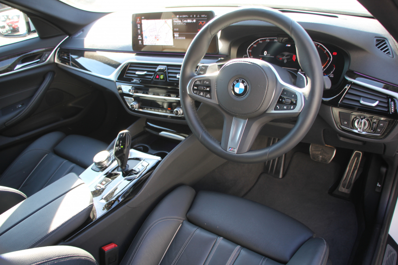 BMW 5シリーズ 523d Xdrive Mｽﾎﾟｰﾂ 新車保証R7年10月迄 4WD LCI後期 ﾌｪｲｽﾘﾌﾄ後 ﾋｰﾀｰ黒革 ｱﾀﾞﾌﾟﾃｨﾌﾞLED/H BMWﾗｲﾌﾞｺｯｸﾋﾟｯﾄ HUD 追従ACC ｽﾃｱﾘﾝｸﾞｻﾎﾟｰﾄ ｱﾀﾞﾌﾟﾃｨﾌﾞｻｽ 新iﾄﾞﾗｲﾌﾞHDDﾅﾋﾞApplecarplay対応 電動ﾄﾗﾝｸ 2年保証