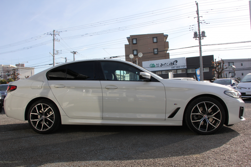 BMW 5シリーズ 523d Xdrive Mｽﾎﾟｰﾂ 新車保証R7年10月迄 4WD LCI後期 ﾌｪｲｽﾘﾌﾄ後 ﾋｰﾀｰ黒革 ｱﾀﾞﾌﾟﾃｨﾌﾞLED/H BMWﾗｲﾌﾞｺｯｸﾋﾟｯﾄ HUD 追従ACC ｽﾃｱﾘﾝｸﾞｻﾎﾟｰﾄ ｱﾀﾞﾌﾟﾃｨﾌﾞｻｽ 新iﾄﾞﾗｲﾌﾞHDDﾅﾋﾞApplecarplay対応 電動ﾄﾗﾝｸ 2年保証