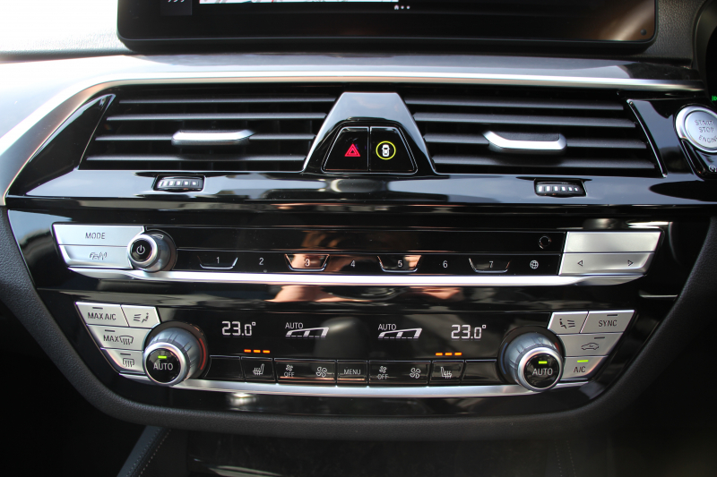 BMW 5シリーズ 523d Xdrive Mｽﾎﾟｰﾂ 新車保証R7年10月迄 4WD LCI後期 ﾌｪｲｽﾘﾌﾄ後 ﾋｰﾀｰ黒革 ｱﾀﾞﾌﾟﾃｨﾌﾞLED/H BMWﾗｲﾌﾞｺｯｸﾋﾟｯﾄ HUD 追従ACC ｽﾃｱﾘﾝｸﾞｻﾎﾟｰﾄ ｱﾀﾞﾌﾟﾃｨﾌﾞｻｽ 新iﾄﾞﾗｲﾌﾞHDDﾅﾋﾞApplecarplay対応 電動ﾄﾗﾝｸ 2年保証