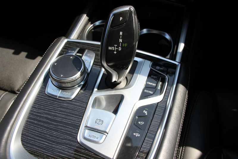 BMW 7シリーズ 740i Mｽﾎﾟｰﾂ ﾘｱｺﾝﾌｫｰﾄP ﾘｱｴﾝﾀｰﾃｲﾒﾝﾄ ﾘｱﾓﾆﾀｰ ﾀｯﾁｺﾏﾝﾄﾞﾋｰﾄｺﾝﾌｫｰﾄP ｻﾝﾙｰﾌ ﾚｰｻﾞｰﾗｲﾄ ﾃﾞｨｽﾌﾟﾚｲｷｰ ﾘﾓｰﾄﾊﾟｰｷﾝｸﾞ20AW ﾏｯｻｰｼﾞ&ﾍﾞﾝﾁﾚｰｼｮﾝ ﾌﾞﾗｯｸﾅｯﾊﾟﾚｻﾞｰ 360度ｶﾒﾗ 電動ﾄﾗﾝｸ HUD 追従ACC 2年保証