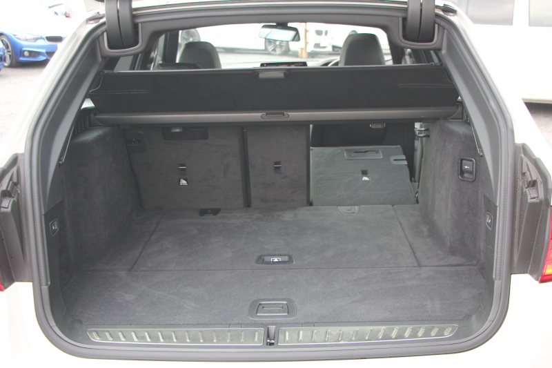 BMW 5シリーズ 530i ﾂｰﾘﾝｸﾞMｽﾎﾟｰﾂ ｾﾚｸﾄP 型式変更後｢JT20｣ 変更後液晶ﾒｰﾀｰ 高出力 252馬力 ﾊﾟﾉﾗﾏｻﾝﾙｰﾌ ﾊｰﾏﾝｶｰﾄﾞﾝｻﾗｳﾝﾄﾞ4ｿﾞｰﾝｴｱｺﾝ 全席ﾋｰﾀｰ黒革 19AW Mｽﾎﾟｰﾂﾌﾞﾚｰｷ Pｱｼｽﾄﾌﾟﾗｽ 360度ｶﾒﾗ ﾀｯﾁ画面ﾅﾋﾞTV 2年保証