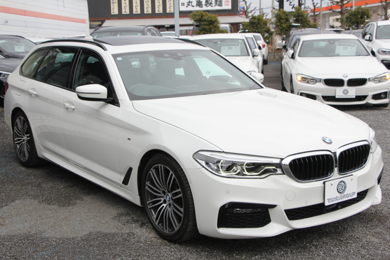 BMW 5シリーズ 530i ﾂｰﾘﾝｸﾞMｽﾎﾟｰﾂ ｾﾚｸﾄP 型式変更後｢JT20｣ 変更後液晶ﾒｰﾀｰ 高出力 252馬力 ﾊﾟﾉﾗﾏｻﾝﾙｰﾌ ﾊｰﾏﾝｶｰﾄﾞﾝｻﾗｳﾝﾄﾞ4ｿﾞｰﾝｴｱｺﾝ 全席ﾋｰﾀｰ黒革 19AW Mｽﾎﾟｰﾂﾌﾞﾚｰｷ Pｱｼｽﾄﾌﾟﾗｽ 360度ｶﾒﾗ ﾀｯﾁ画面ﾅﾋﾞTV 2年保証