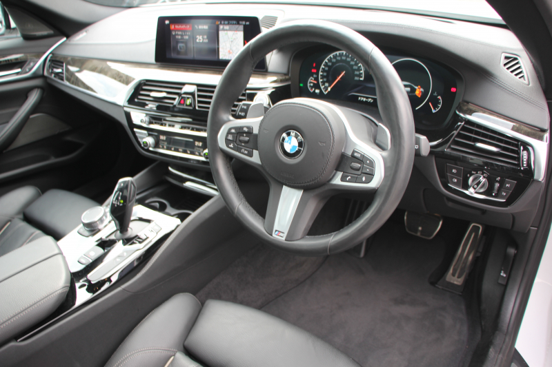 BMW 5シリーズ 530i ﾂｰﾘﾝｸﾞMｽﾎﾟｰﾂ ｾﾚｸﾄP 型式変更後｢JT20｣ 変更後液晶ﾒｰﾀｰ 高出力 252馬力 ﾊﾟﾉﾗﾏｻﾝﾙｰﾌ ﾊｰﾏﾝｶｰﾄﾞﾝｻﾗｳﾝﾄﾞ4ｿﾞｰﾝｴｱｺﾝ 全席ﾋｰﾀｰ黒革 19AW Mｽﾎﾟｰﾂﾌﾞﾚｰｷ Pｱｼｽﾄﾌﾟﾗｽ 360度ｶﾒﾗ ﾀｯﾁ画面ﾅﾋﾞTV 2年保証