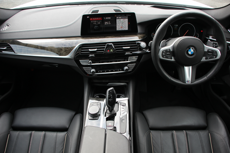 BMW 5シリーズ 530i ﾂｰﾘﾝｸﾞMｽﾎﾟｰﾂ ｾﾚｸﾄP 型式変更後｢JT20｣ 変更後液晶ﾒｰﾀｰ 高出力 252馬力 ﾊﾟﾉﾗﾏｻﾝﾙｰﾌ ﾊｰﾏﾝｶｰﾄﾞﾝｻﾗｳﾝﾄﾞ4ｿﾞｰﾝｴｱｺﾝ 全席ﾋｰﾀｰ黒革 19AW Mｽﾎﾟｰﾂﾌﾞﾚｰｷ Pｱｼｽﾄﾌﾟﾗｽ 360度ｶﾒﾗ ﾀｯﾁ画面ﾅﾋﾞTV 2年保証