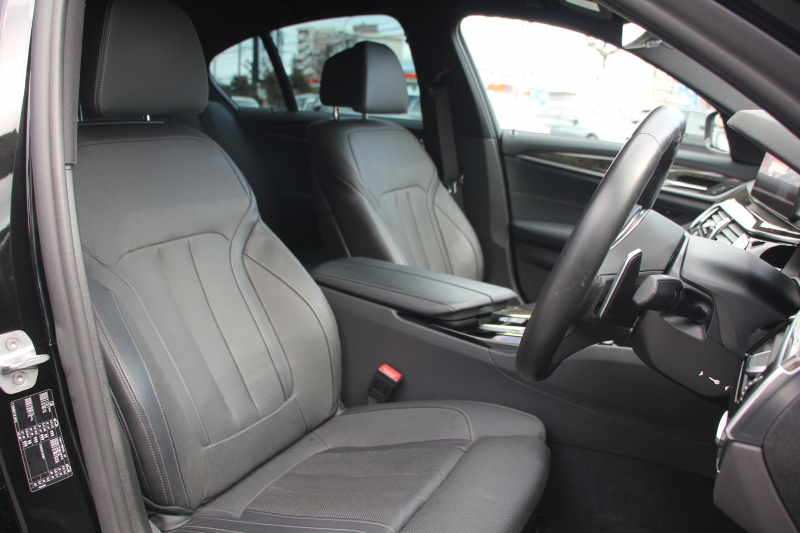 BMW 5シリーズ 530i Mｽﾎﾟｰﾂ ｺﾝﾌｫｰﾄP 型式変更後｢JR20｣ 252馬力 全席ﾋｰﾀｰ黒革 ｺﾝﾌｫｰﾄｼｰﾄ&ﾍﾞﾝﾁﾚｰｼｮﾝ ｿﾌﾄｸﾛｰｽﾞﾄﾞｱ HUD 追従ACC ｽﾃｱﾘﾝｸﾞｻﾎﾟｰﾄ 変更後全面液晶ﾒｰﾀｰ ﾀｯﾁ画面HDDﾅﾋﾞTV 360度ｶﾒﾗ 2年保証