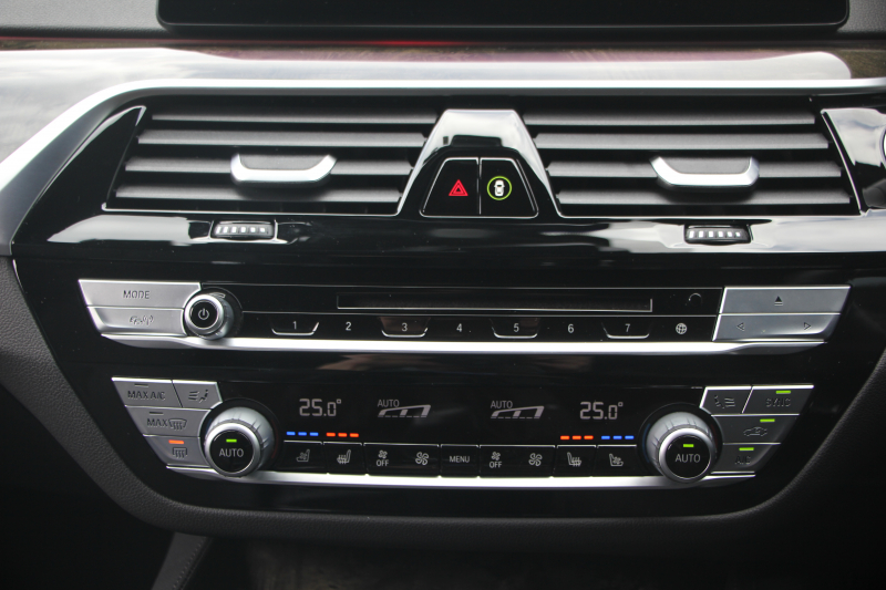 BMW 5シリーズ 530i Mｽﾎﾟｰﾂ ｺﾝﾌｫｰﾄP 型式変更後｢JR20｣ 252馬力 全席ﾋｰﾀｰ黒革 ｺﾝﾌｫｰﾄｼｰﾄ&ﾍﾞﾝﾁﾚｰｼｮﾝ ｿﾌﾄｸﾛｰｽﾞﾄﾞｱ HUD 追従ACC ｽﾃｱﾘﾝｸﾞｻﾎﾟｰﾄ 変更後全面液晶ﾒｰﾀｰ ﾀｯﾁ画面HDDﾅﾋﾞTV 360度ｶﾒﾗ 2年保証