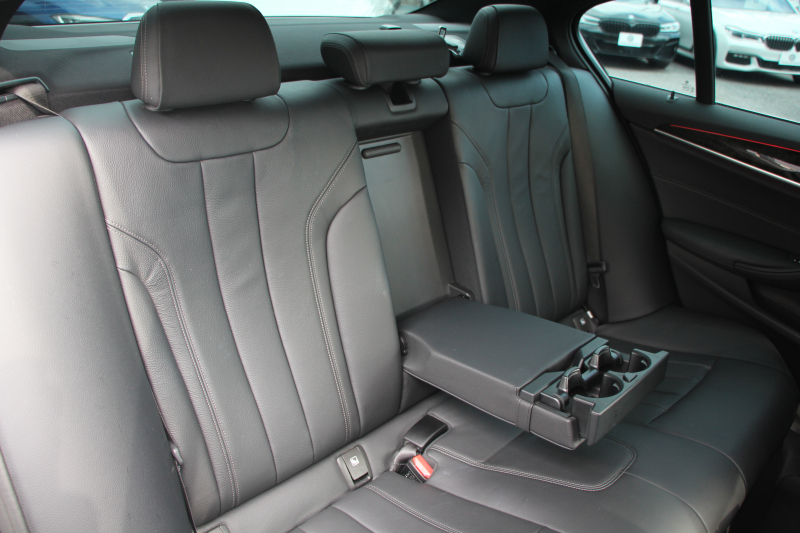 BMW 5シリーズ 530i Mｽﾎﾟｰﾂ ｺﾝﾌｫｰﾄP 型式変更後｢JR20｣ 252馬力 全席ﾋｰﾀｰ黒革 ｺﾝﾌｫｰﾄｼｰﾄ&ﾍﾞﾝﾁﾚｰｼｮﾝ ｿﾌﾄｸﾛｰｽﾞﾄﾞｱ HUD 追従ACC ｽﾃｱﾘﾝｸﾞｻﾎﾟｰﾄ 変更後全面液晶ﾒｰﾀｰ ﾀｯﾁ画面HDDﾅﾋﾞTV 360度ｶﾒﾗ 2年保証