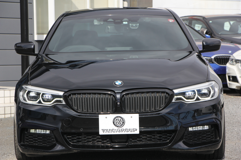 BMW 5シリーズ 530i Mｽﾎﾟｰﾂ ｺﾝﾌｫｰﾄP 型式変更後｢JR20｣ 252馬力 全席ﾋｰﾀｰ黒革 ｺﾝﾌｫｰﾄｼｰﾄ&ﾍﾞﾝﾁﾚｰｼｮﾝ ｿﾌﾄｸﾛｰｽﾞﾄﾞｱ HUD 追従ACC ｽﾃｱﾘﾝｸﾞｻﾎﾟｰﾄ 変更後全面液晶ﾒｰﾀｰ ﾀｯﾁ画面HDDﾅﾋﾞTV 360度ｶﾒﾗ 2年保証