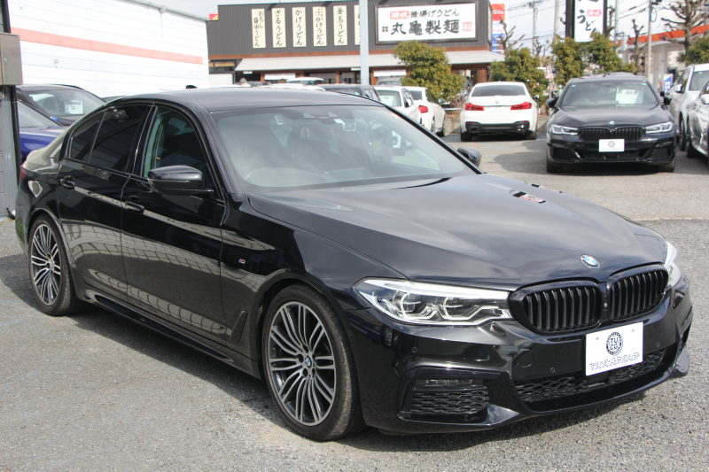 BMW 5シリーズ 530i Mｽﾎﾟｰﾂ ｺﾝﾌｫｰﾄP 型式変更後｢JR20｣ 252馬力 全席ﾋｰﾀｰ黒革 ｺﾝﾌｫｰﾄｼｰﾄ&ﾍﾞﾝﾁﾚｰｼｮﾝ ｿﾌﾄｸﾛｰｽﾞﾄﾞｱ HUD 追従ACC ｽﾃｱﾘﾝｸﾞｻﾎﾟｰﾄ 変更後全面液晶ﾒｰﾀｰ ﾀｯﾁ画面HDDﾅﾋﾞTV 360度ｶﾒﾗ 2年保証