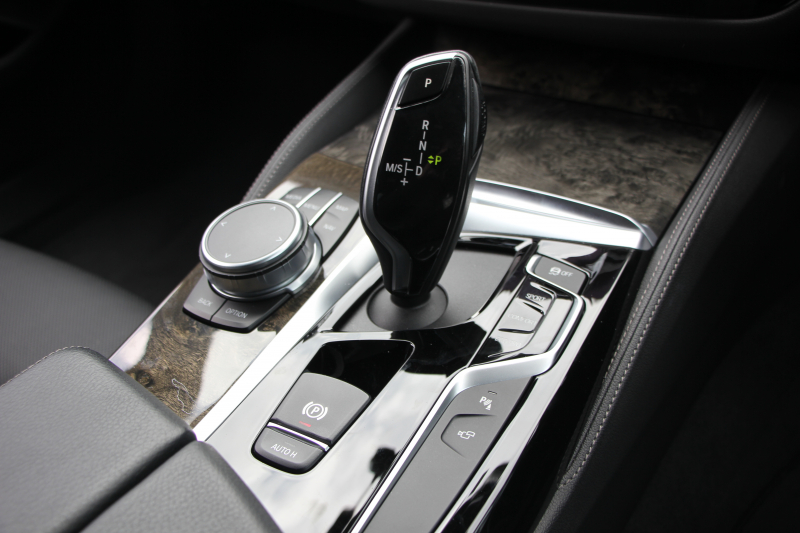 BMW 5シリーズ 530i Mｽﾎﾟｰﾂ ｺﾝﾌｫｰﾄP 型式変更後｢JR20｣ 252馬力 全席ﾋｰﾀｰ黒革 ｺﾝﾌｫｰﾄｼｰﾄ&ﾍﾞﾝﾁﾚｰｼｮﾝ ｿﾌﾄｸﾛｰｽﾞﾄﾞｱ HUD 追従ACC ｽﾃｱﾘﾝｸﾞｻﾎﾟｰﾄ 変更後全面液晶ﾒｰﾀｰ ﾀｯﾁ画面HDDﾅﾋﾞTV 360度ｶﾒﾗ 2年保証