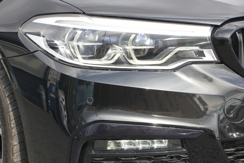 BMW 5シリーズ 530i Mｽﾎﾟｰﾂ ｺﾝﾌｫｰﾄP 型式変更後｢JR20｣ 252馬力 全席ﾋｰﾀｰ黒革 ｺﾝﾌｫｰﾄｼｰﾄ&ﾍﾞﾝﾁﾚｰｼｮﾝ ｿﾌﾄｸﾛｰｽﾞﾄﾞｱ HUD 追従ACC ｽﾃｱﾘﾝｸﾞｻﾎﾟｰﾄ 変更後全面液晶ﾒｰﾀｰ ﾀｯﾁ画面HDDﾅﾋﾞTV 360度ｶﾒﾗ 2年保証