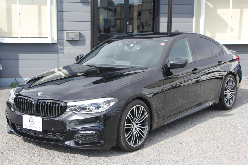 BMW 5シリーズ 530i Mｽﾎﾟｰﾂ ｺﾝﾌｫｰﾄP 型式変更後｢JR20｣ 252馬力 全席ﾋｰﾀｰ黒革 ｺﾝﾌｫｰﾄｼｰﾄ&ﾍﾞﾝﾁﾚｰｼｮﾝ ｿﾌﾄｸﾛｰｽﾞﾄﾞｱ HUD 追従ACC ｽﾃｱﾘﾝｸﾞｻﾎﾟｰﾄ 変更後全面液晶ﾒｰﾀｰ ﾀｯﾁ画面HDDﾅﾋﾞTV 360度ｶﾒﾗ 2年保証