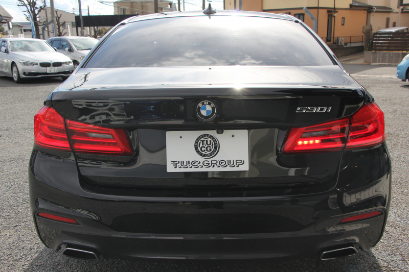 BMW 5シリーズ 530i Mｽﾎﾟｰﾂ ｺﾝﾌｫｰﾄP 型式変更後｢JR20｣ 252馬力 全席ﾋｰﾀｰ黒革 ｺﾝﾌｫｰﾄｼｰﾄ&ﾍﾞﾝﾁﾚｰｼｮﾝ ｿﾌﾄｸﾛｰｽﾞﾄﾞｱ HUD 追従ACC ｽﾃｱﾘﾝｸﾞｻﾎﾟｰﾄ 変更後全面液晶ﾒｰﾀｰ ﾀｯﾁ画面HDDﾅﾋﾞTV 360度ｶﾒﾗ 2年保証