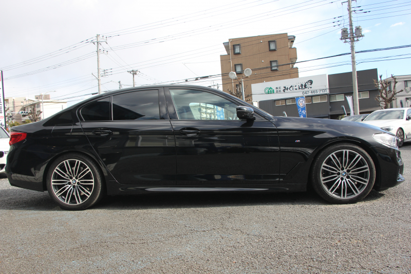 BMW 5シリーズ 530i Mｽﾎﾟｰﾂ ｺﾝﾌｫｰﾄP 型式変更後｢JR20｣ 252馬力 全席ﾋｰﾀｰ黒革 ｺﾝﾌｫｰﾄｼｰﾄ&ﾍﾞﾝﾁﾚｰｼｮﾝ ｿﾌﾄｸﾛｰｽﾞﾄﾞｱ HUD 追従ACC ｽﾃｱﾘﾝｸﾞｻﾎﾟｰﾄ 変更後全面液晶ﾒｰﾀｰ ﾀｯﾁ画面HDDﾅﾋﾞTV 360度ｶﾒﾗ 2年保証