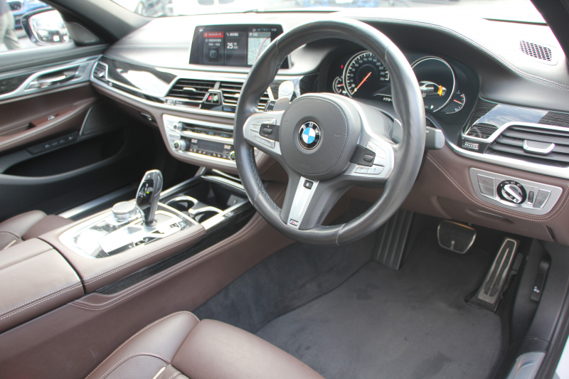 BMW 7シリーズ 750Li Mｽﾎﾟｰﾂ ﾘｱｺﾝﾌｫｰﾄPﾌﾟﾗｽ ﾛﾝｸﾞV8 450馬力 ｽｶｲﾗｳﾝｼﾞﾊﾟﾉﾗﾏｻﾝﾙｰﾌ 後席ﾓﾆﾀｰ ﾚｰｻﾞｰﾗｲﾄ ﾃﾞｨｽﾌﾟﾚｲｷｰ ﾘﾓｰﾄﾊﾟｰｷﾝｸﾞ全席ﾋｰﾀｰ茶革 ﾏｯｻｰｼﾞﾍﾞﾝﾁﾚｰｼｮﾝ 追従ACC HUD ｽﾃｱﾘﾝｸﾞｻﾎﾟｰﾄ 360度ｶﾒﾗ ﾀｯﾁ画面HDDﾅﾋﾞ2年保証
