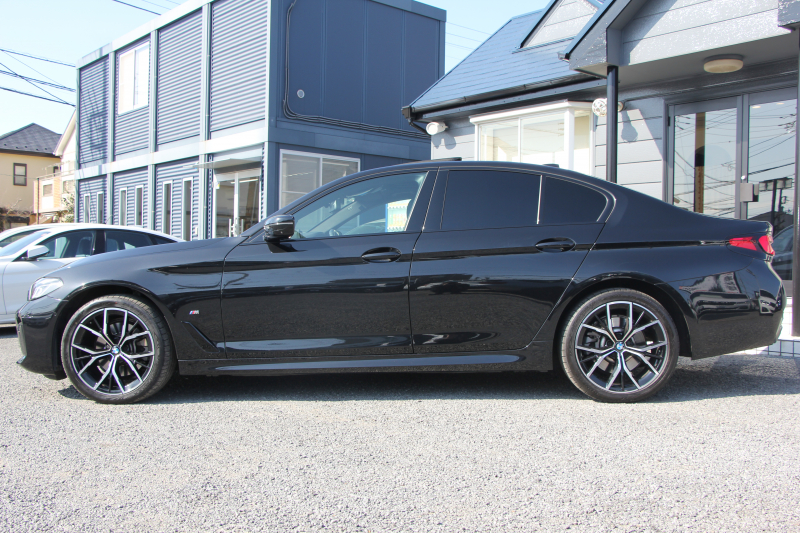 BMW 5シリーズ 523d Xdrive Mｽﾎﾟｰﾂ ｴﾃﾞｨｼｮﾝｼﾞｮｲﾌﾟﾗｽ 4WD LCI後期 ｾﾚｸﾄP ﾌｪｲｽﾘﾌﾄ後 ｻﾝﾙｰﾌ ﾊｰﾏﾝｶｰﾄﾞﾝｻﾗｳﾝﾄﾞﾋｰﾀｰ黒革 LEDﾍｯﾄﾞﾗｲﾄ BMWﾗｲﾌﾞｺｯｸﾋﾟｯﾄﾞApplecarplay対応 360度ｶﾒﾗ ｱﾝﾋﾞｴﾝﾄﾗｲﾄ 可変ｻｽﾍﾟﾝｼｮﾝ 2年保証