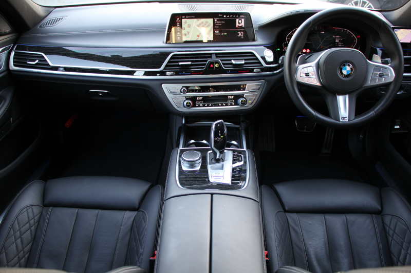 BMW 7シリーズ 740i Mｽﾎﾟｰﾂ ｲﾉﾍﾞｰｼｮﾝP LCI後期 ﾌｪｲｽﾘﾌﾄ後 ｻﾝﾙｰﾌ ﾚｰｻﾞｰﾗｲﾄ 全席ﾋｰﾀｰ黒革 ﾍﾞﾝﾁﾚｰｼｮﾝ ｿﾌﾄｸﾛｰｽﾞﾄﾞｱ BMW ﾗｲﾌﾞｺｯｸﾋﾟｯﾄﾞApplecarplay対応 追従ACC ｽﾃｱﾘﾝｸﾞｻﾎﾟｰﾄ HUD ﾊｰﾏﾝｶｰﾄﾞﾝｻﾗｳﾝﾄﾞ真珠色 2年保証