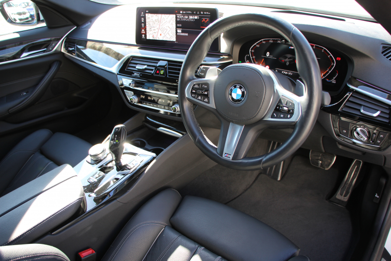BMW 5シリーズ 530i Mｽﾎﾟｰﾂ 後期LCI 高出力 252馬力 全席ﾋｰﾀｰ付黒革 Mｽﾎﾟｰﾂﾌﾞﾚｰｷ 可変ｻｽ ｱﾀﾞﾌﾟﾃｨﾌﾞLEDﾍｯﾄﾞﾗｲﾄ BMWﾗｲﾌﾞｺｯｸﾋﾟｯﾄﾞAppleCarPlay対応HDDﾅﾋﾞTV Pｱｼｽﾄﾌﾟﾗｽ 360度ｶﾒﾗ ｽﾃｱﾘﾝｸﾞｻﾎﾟｰﾄ 追ACC 電動ﾄﾗﾝｸ 2年保証