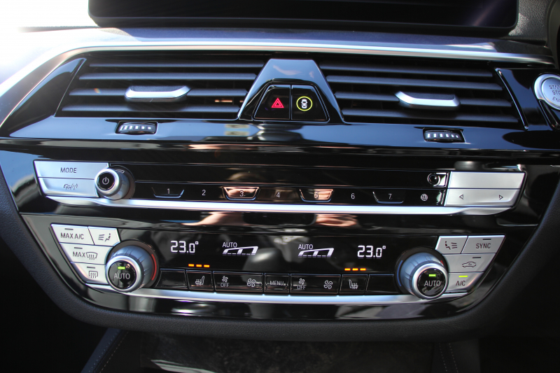 BMW 5シリーズ 530i Mｽﾎﾟｰﾂ 後期LCI 高出力 252馬力 全席ﾋｰﾀｰ付黒革 Mｽﾎﾟｰﾂﾌﾞﾚｰｷ 可変ｻｽ ｱﾀﾞﾌﾟﾃｨﾌﾞLEDﾍｯﾄﾞﾗｲﾄ BMWﾗｲﾌﾞｺｯｸﾋﾟｯﾄﾞAppleCarPlay対応HDDﾅﾋﾞTV Pｱｼｽﾄﾌﾟﾗｽ 360度ｶﾒﾗ ｽﾃｱﾘﾝｸﾞｻﾎﾟｰﾄ 追ACC 電動ﾄﾗﾝｸ 2年保証