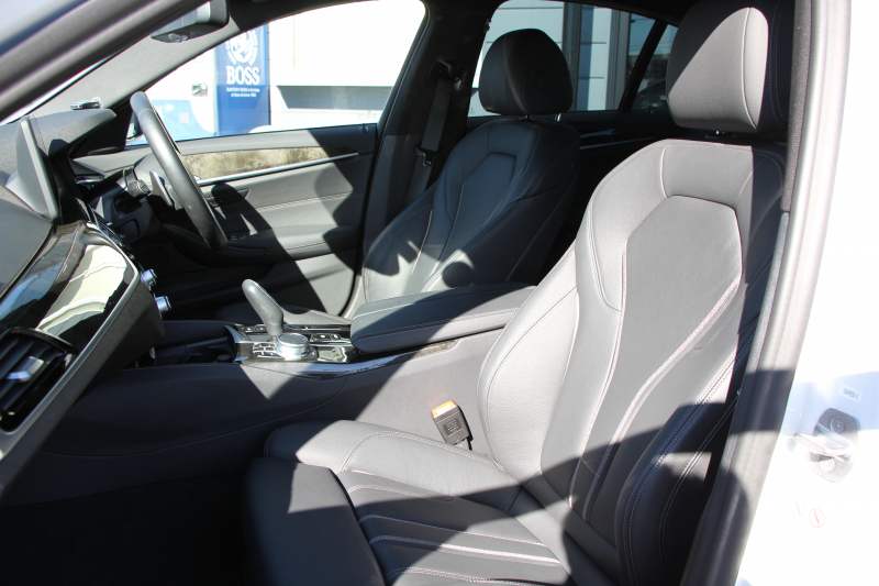 BMW 5シリーズ 530i Mｽﾎﾟｰﾂ 後期LCI 高出力 252馬力 全席ﾋｰﾀｰ付黒革 Mｽﾎﾟｰﾂﾌﾞﾚｰｷ 可変ｻｽ ｱﾀﾞﾌﾟﾃｨﾌﾞLEDﾍｯﾄﾞﾗｲﾄ BMWﾗｲﾌﾞｺｯｸﾋﾟｯﾄﾞAppleCarPlay対応HDDﾅﾋﾞTV Pｱｼｽﾄﾌﾟﾗｽ 360度ｶﾒﾗ ｽﾃｱﾘﾝｸﾞｻﾎﾟｰﾄ 追ACC 電動ﾄﾗﾝｸ 2年保証