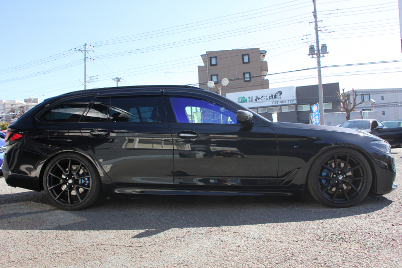 BMW 5シリーズ 523d ﾂｰﾘﾝｸﾞｴﾃﾞｨｼｮﾝﾐｯｼｮﾝｲﾝﾎﾟｯｼﾌﾞﾙ 特別仕様車 HUD ﾊｰﾏﾝｶｰﾄﾞﾝ 後期ﾃｰﾙ 20AW ﾛｰﾀﾞｳﾝ 追従ACC ｽﾃｱﾘﾝｸﾞｻﾎﾟｰﾄ LEDﾍｯﾄﾞﾗｲﾄ ｵｰﾄﾊｲﾋﾞｰﾑ ﾀｯﾁ画面HDDﾅﾋﾞTV 360度ﾊﾟﾉﾗﾏｶﾒﾗ Pｱｼｽﾄﾌﾟﾗｽ 電動ﾄﾗﾝｸ ｽﾏｰﾄｷｰ 2年保証