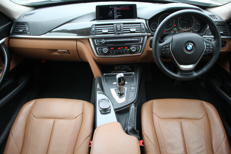 BMW 3シリーズ 320i ｸﾞﾗﾝﾂｰﾘｽﾓ ﾗｸﾞｼﾞｭｱﾘｰ 追従ACC ﾋｰﾀｰ茶革 衝突軽減ﾌﾞﾚｰｷ 車線逸脱警告 歩行者警告 ﾌﾙｾｸﾞTV ﾀｯﾁﾊﾟｯﾄﾞ対応iﾄﾞﾗｲﾌﾞHDDﾅﾋﾞBｶﾒﾗ 電動ﾄﾗﾝｸ ｽﾏｰﾄｷｰ Bluetooth接続 ｸﾛｰﾑﾗｲﾝｴｸｽﾃﾘｱ 2年保証