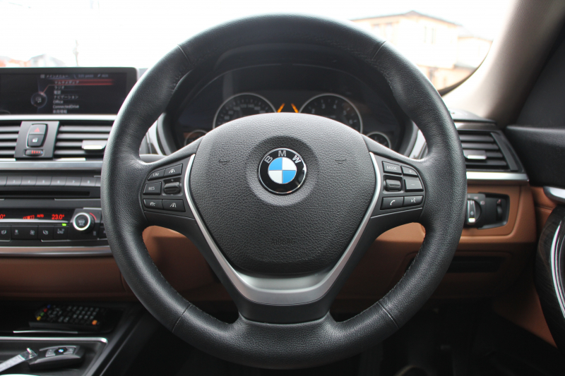 BMW 3シリーズ 320i ｸﾞﾗﾝﾂｰﾘｽﾓ ﾗｸﾞｼﾞｭｱﾘｰ 追従ACC ﾋｰﾀｰ茶革 衝突軽減ﾌﾞﾚｰｷ 車線逸脱警告 歩行者警告 ﾌﾙｾｸﾞTV ﾀｯﾁﾊﾟｯﾄﾞ対応iﾄﾞﾗｲﾌﾞHDDﾅﾋﾞBｶﾒﾗ 電動ﾄﾗﾝｸ ｽﾏｰﾄｷｰ Bluetooth接続 ｸﾛｰﾑﾗｲﾝｴｸｽﾃﾘｱ 2年保証