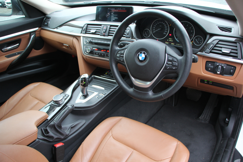 BMW 3シリーズ 320i ｸﾞﾗﾝﾂｰﾘｽﾓ ﾗｸﾞｼﾞｭｱﾘｰ 追従ACC ﾋｰﾀｰ茶革 衝突軽減ﾌﾞﾚｰｷ 車線逸脱警告 歩行者警告 ﾌﾙｾｸﾞTV ﾀｯﾁﾊﾟｯﾄﾞ対応iﾄﾞﾗｲﾌﾞHDDﾅﾋﾞBｶﾒﾗ 電動ﾄﾗﾝｸ ｽﾏｰﾄｷｰ Bluetooth接続 ｸﾛｰﾑﾗｲﾝｴｸｽﾃﾘｱ 2年保証