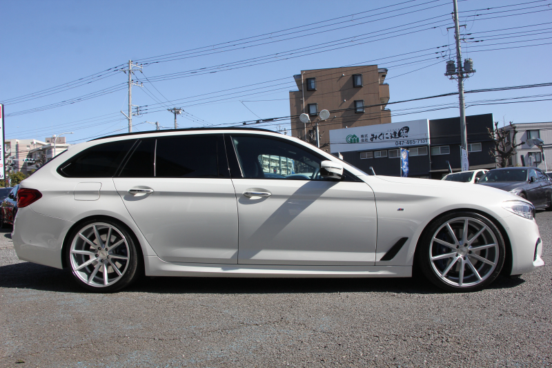 BMW 5シリーズ 530i ﾂｰﾘﾝｸﾞMｽﾎﾟｰﾂ ﾃﾞﾋﾞｭｰP 252馬力 全ﾋｰﾀｰ黒革 HUD VOSSEN VFS1 20AW BCﾚｰｼﾝｸﾞ車高調&iidﾛﾜﾘﾝｸﾞKIT ｿﾌﾄｸﾛｰｽﾞﾄﾞｱ 追従ACC ｽﾃｱﾘﾝｸﾞｻﾎﾟｰﾄ ﾀｯﾁ画面HDDﾅﾋﾞ360度ｶﾒﾗ LEDﾍｯﾄﾞﾗｲﾄ 2年保証
