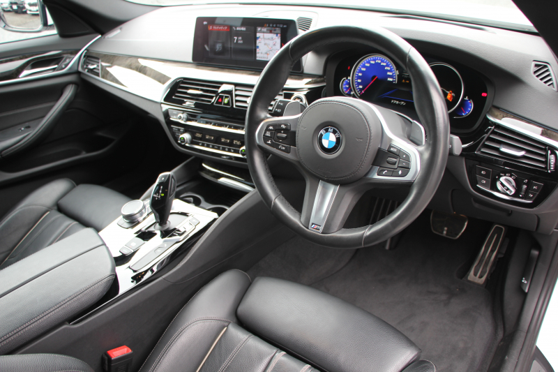 BMW 5シリーズ 530i ﾂｰﾘﾝｸﾞMｽﾎﾟｰﾂ ﾃﾞﾋﾞｭｰP 252馬力 全ﾋｰﾀｰ黒革 HUD VOSSEN VFS1 20AW BCﾚｰｼﾝｸﾞ車高調&iidﾛﾜﾘﾝｸﾞKIT ｿﾌﾄｸﾛｰｽﾞﾄﾞｱ 追従ACC ｽﾃｱﾘﾝｸﾞｻﾎﾟｰﾄ ﾀｯﾁ画面HDDﾅﾋﾞ360度ｶﾒﾗ LEDﾍｯﾄﾞﾗｲﾄ 2年保証