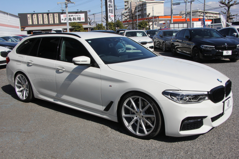 BMW 5シリーズ 530i ﾂｰﾘﾝｸﾞMｽﾎﾟｰﾂ ﾃﾞﾋﾞｭｰP 252馬力 全ﾋｰﾀｰ黒革 HUD VOSSEN VFS1 20AW BCﾚｰｼﾝｸﾞ車高調&iidﾛﾜﾘﾝｸﾞKIT ｿﾌﾄｸﾛｰｽﾞﾄﾞｱ 追従ACC ｽﾃｱﾘﾝｸﾞｻﾎﾟｰﾄ ﾀｯﾁ画面HDDﾅﾋﾞ360度ｶﾒﾗ LEDﾍｯﾄﾞﾗｲﾄ 2年保証