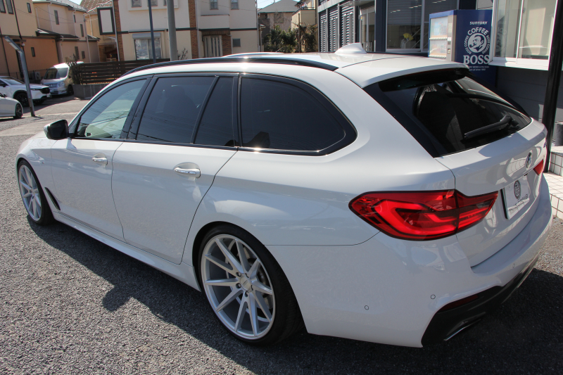BMW 5シリーズ 530i ﾂｰﾘﾝｸﾞMｽﾎﾟｰﾂ ﾃﾞﾋﾞｭｰP 252馬力 全ﾋｰﾀｰ黒革 HUD VOSSEN VFS1 20AW BCﾚｰｼﾝｸﾞ車高調&iidﾛﾜﾘﾝｸﾞKIT ｿﾌﾄｸﾛｰｽﾞﾄﾞｱ 追従ACC ｽﾃｱﾘﾝｸﾞｻﾎﾟｰﾄ ﾀｯﾁ画面HDDﾅﾋﾞ360度ｶﾒﾗ LEDﾍｯﾄﾞﾗｲﾄ 2年保証
