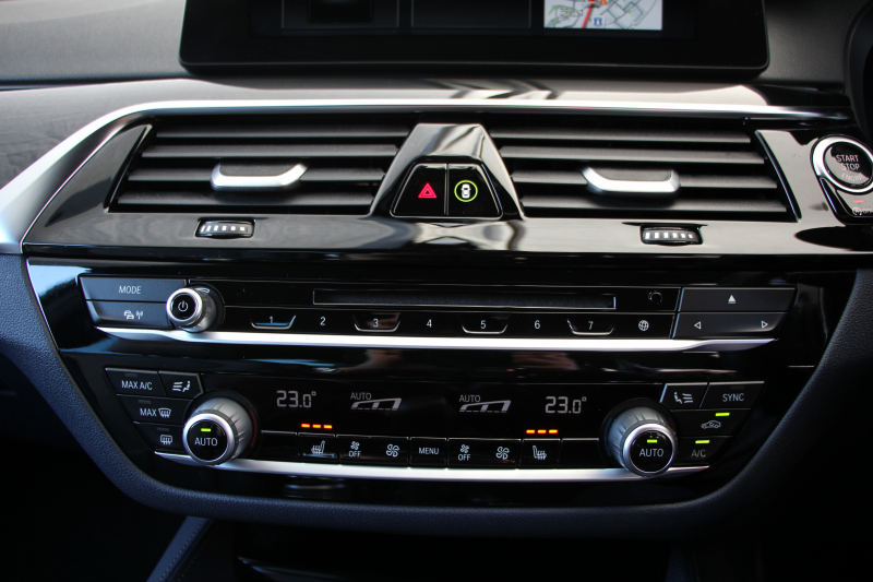 BMW 5シリーズ 530i ｴﾃﾞｨｼｮﾝﾐｯｼｮﾝｲﾝﾎﾟｯｼﾌﾞﾙ 特別仕様車 高出力 ﾅｲﾄﾌﾞﾙｰﾚｻﾞｰ ｱﾀﾞﾌﾟﾃｨﾌﾞｻｽ HUD ﾊｰﾏﾝｶｰﾄﾞﾝ 追従ACC ｽﾃｱﾘﾝｸﾞｻﾎﾟｰﾄ ﾀｯﾁ画面HDDﾅﾋﾞTV LEDﾍｯﾄﾞﾗｲﾄ ｵｰﾄﾊｲﾋﾞｰﾑ 電動ﾄﾗﾝｸ 360度ｶﾒﾗ 全席ﾋｰﾀｰ ﾌﾞﾗｯｸ19AW 2年保証