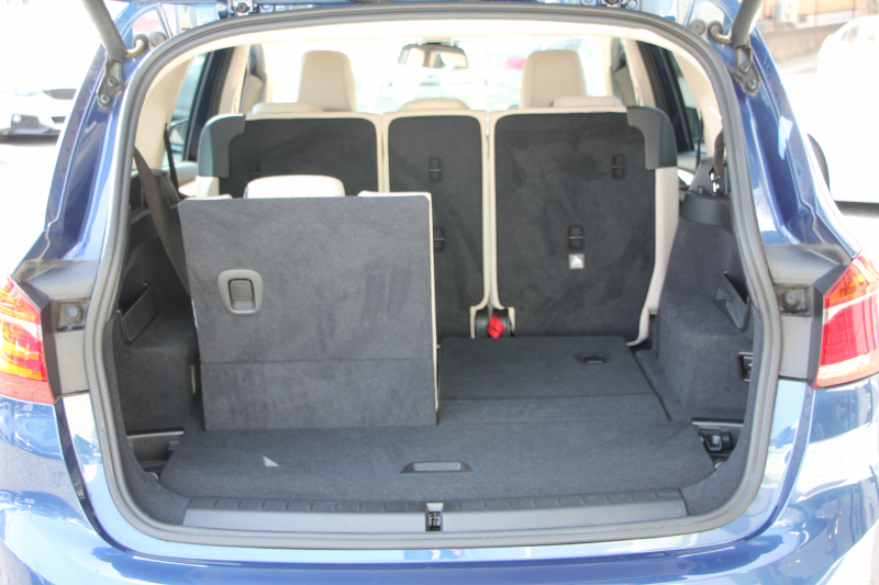 BMW 2シリーズ 218d ｸﾞﾗﾝﾂｱﾗｰ ﾗｸﾞｼﾞｭｱﾘｰ 最終ﾓﾃﾞﾙ 型式変更後3DA-6W20 3列7人乗り 1ｵﾅ ADｱｸﾃｨﾌﾞｾｰﾌﾃｨ&ｺﾝﾌｫｰﾄP 追従ACC HUD ｵｲｽﾀｰﾚｻﾞｰ 電動ﾄﾗﾝｸ LEDﾍｯﾄﾞﾗｲﾄ ﾒﾓﾘｰ付電動ｼｰﾄ ﾀｯﾁ画面HDDﾅﾋﾞﾊﾟｰｷﾝｸﾞｱｼｽﾄ 2年保証